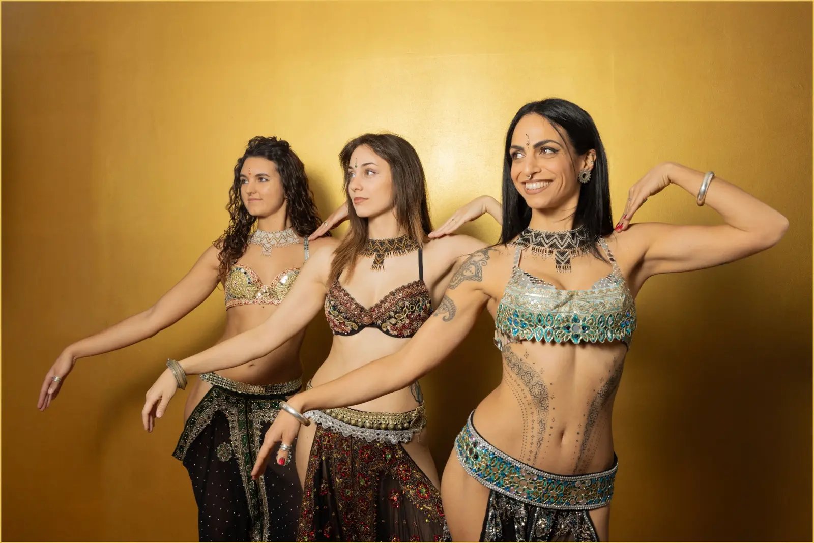 Leli Neeraja insieme alle allieve della Dance Academy
