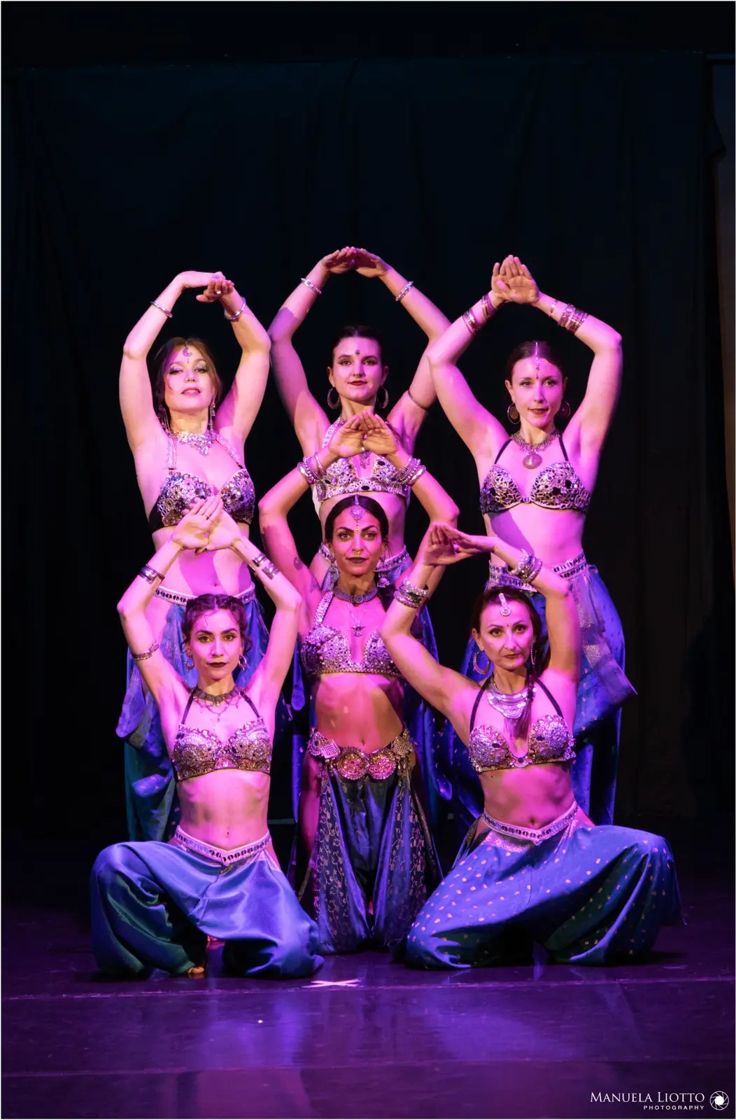 Neeraja Dance Company riunita sul palco in una figura coreografica