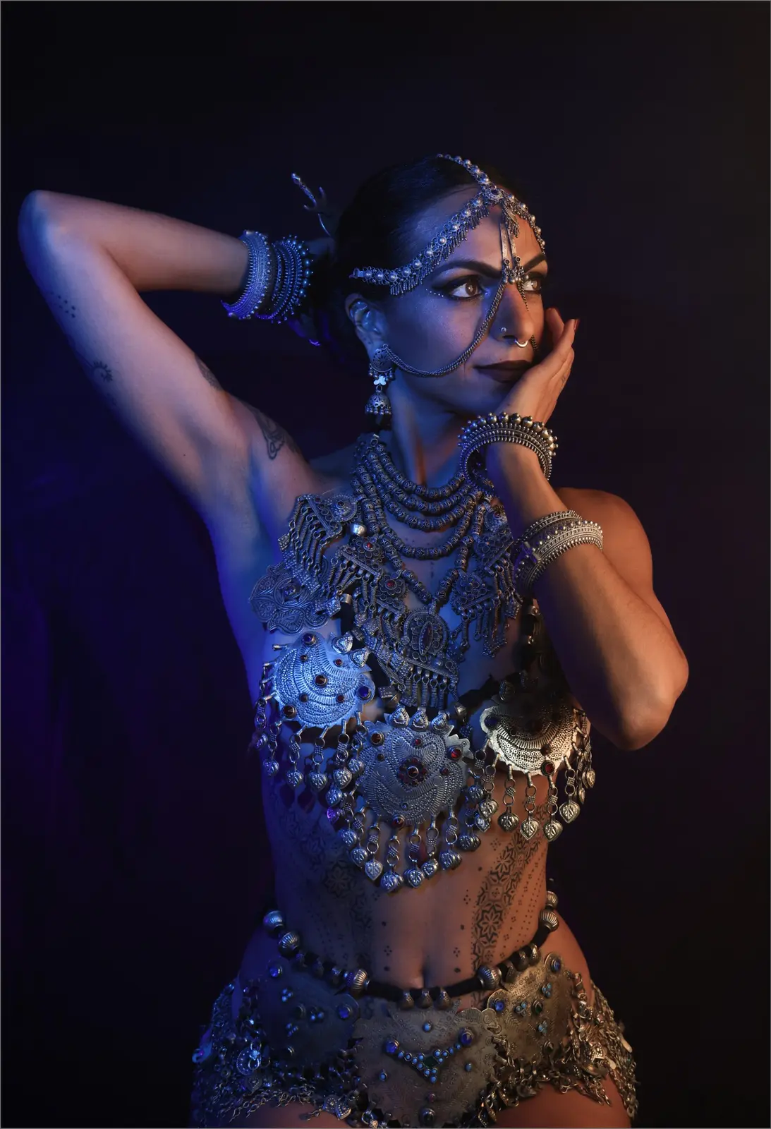 Leli Neeraja in una posa di danza su sfondo oro