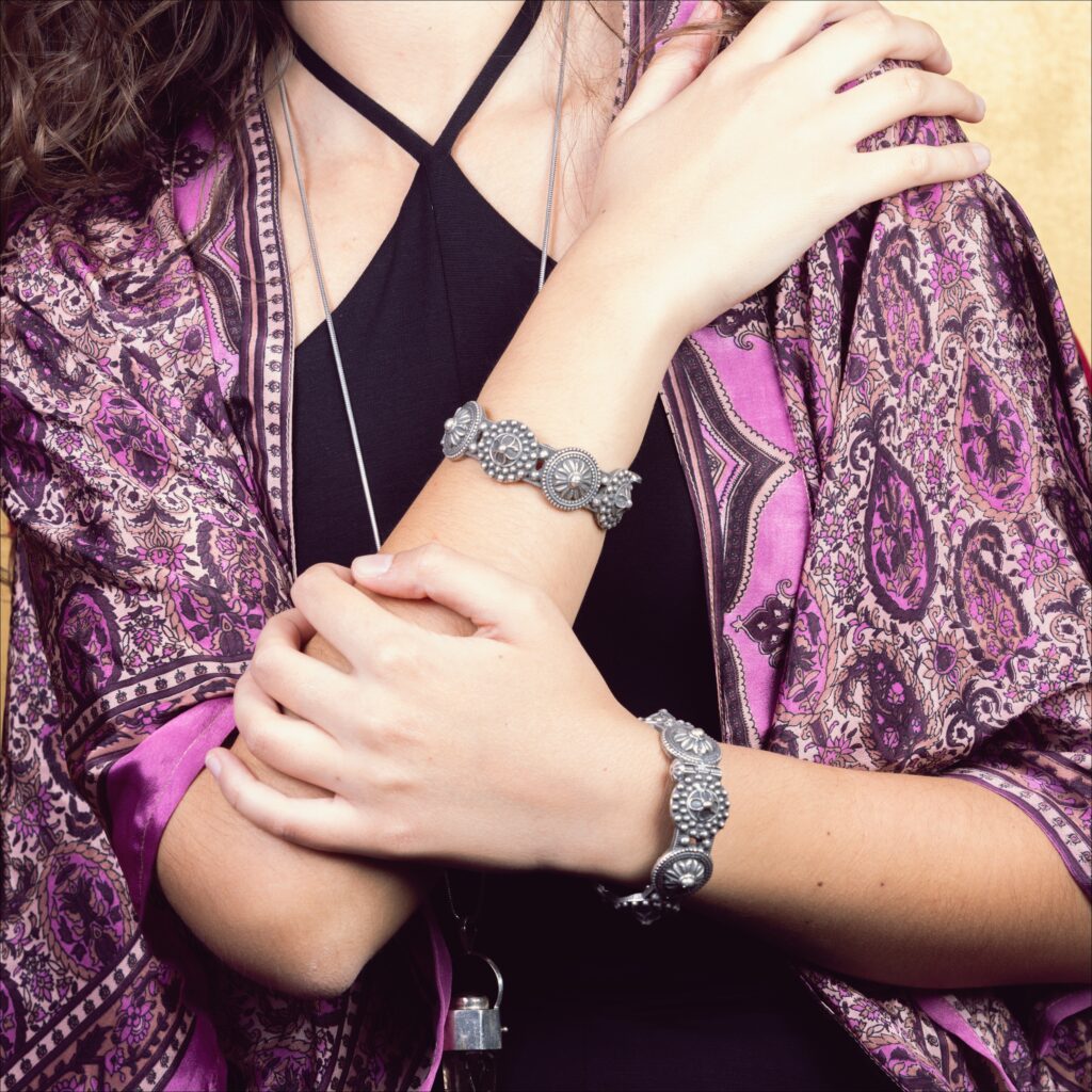 Chāru Bangles - चारु बंगल्स