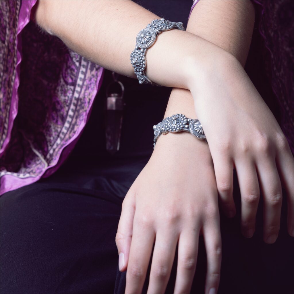 Chāru Bangles - चारु बंगल्स