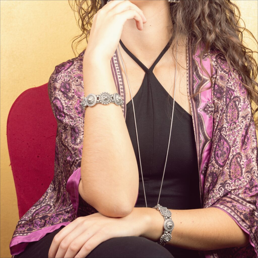 Chāru Bangles - चारु बंगल्स