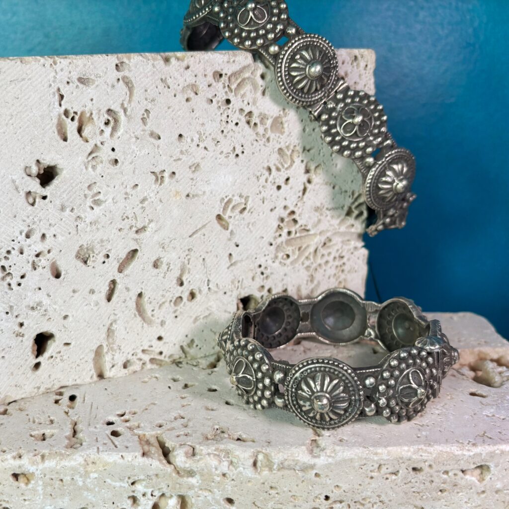 Chāru Bangles - चारु बंगल्स