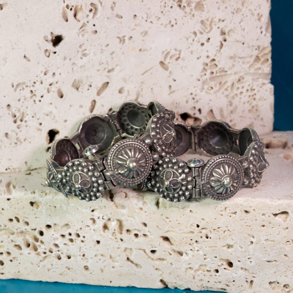 Chāru Bangles - चारु बंगल्स