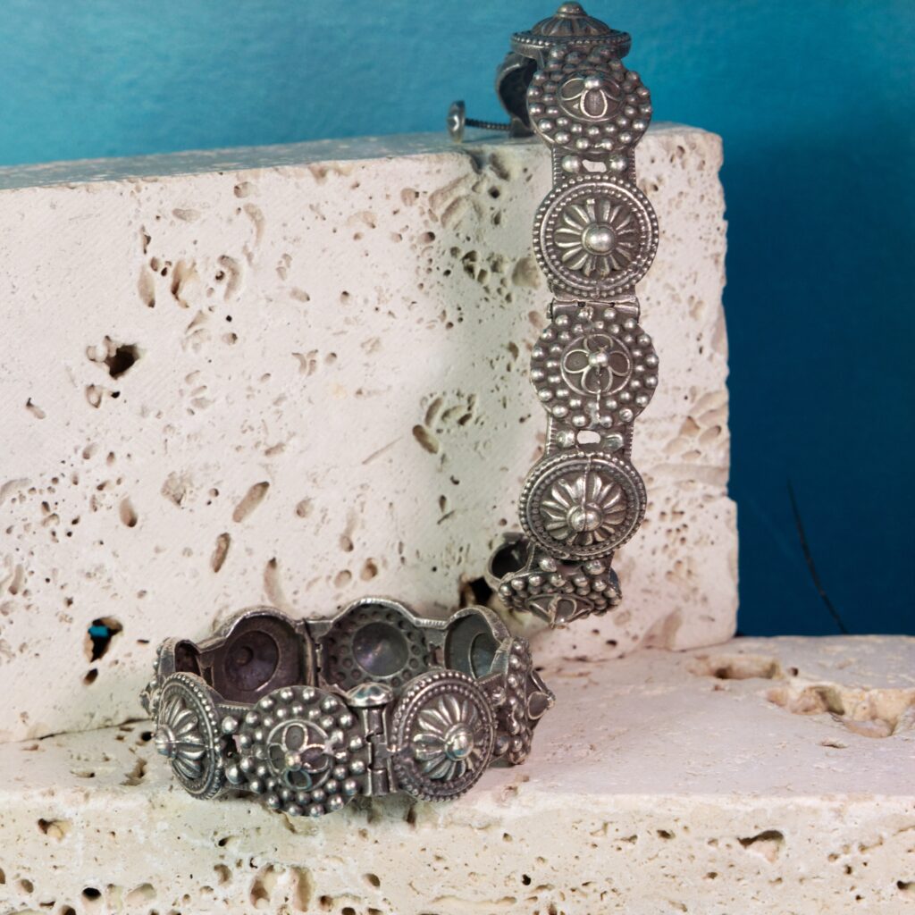 Chāru Bangles - चारु बंगल्स